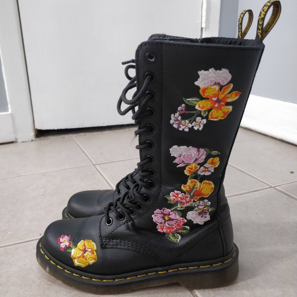 Dr. Martens 1914 Vonda II Floral (Black Softy T) 